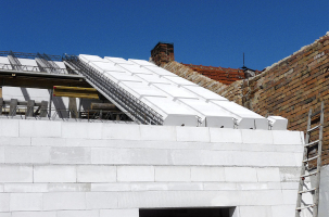 Obr. 4: Montovaný konstrukční systém pro střechy skládající se ze železobetonových nosníků a vložek z pórobetonu