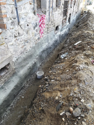 Po odkopání a vysušení byly stěny ošetřeny hydroizolací na bitumenové a cementové bázi