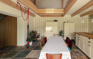 Kuchyně s jídelnou je propojená s obývacím pokojem