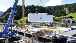 První modul se již skládá na staveništi (foto Thomas Ausserhofer)