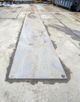 Obr. 1: Ochrana betonového povrchu ocelovým plechem při použití malých ocelových koleček