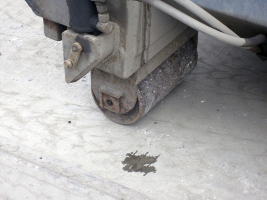 Obr. 2: Ochrana betonového povrchu ocelovým plechem při použití malých ocelových koleček