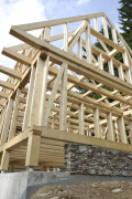Dřevěná konstrukce stavby stojí na základech z pohledového betonu