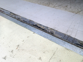 Obr. 16: Výškové rozdíly mezi podlahou haly a vnějším povrchem, např. rampou