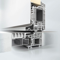 Zapuštěný práh u plastového dveřního systému Schüco LivIng nabízí bezbariérový přístup a vysokou vodotěsnost. Speciálně vyvinuté krycí lišty pro dveřní jednotky se zapuštěným prahem a automatické prahové těsnění zajišťují hladký chod, odolnost a optimální těsnost dveří (zdroj: Schüco CZ)