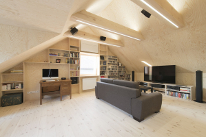Interiéry podkroví sjednocuje dýha z borovice, která byla použita nejen na stěnách, ale i na podlaze