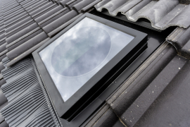Na připevněný střešní modul přišroubujte pomocí přiloženého kotvícího materiálu zasklení. Světlovod je vhodné montovat na nejslunnější stranu střechy