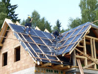 O tom, jak správně provést fólii, která bude mít funkci provizorního zakrytí střechy, hovoří Pravidla pro navrhování a provádění střech ČR (2014)