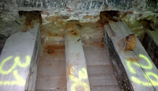 Obr. 3: Havarijní stav zhlaví stropních trámů a rákosníků
