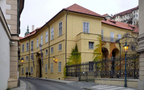Obr. 24: Opravený palác z Valdštejnské ulice