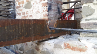 Kotevní detail s úpravou ocelového trámu v místě kolize s lanovým ztužením zdiva