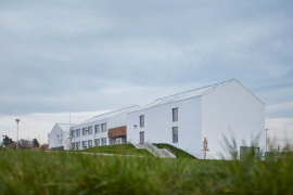 Stavbou roku Středočeského kraje 2020 se stala Základní škola Amos (zdroj: Nadace ABF)