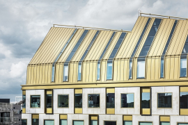 Zlatá střecha na kancelářské budově AURA