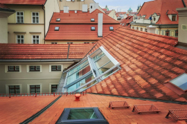 Asymetrické posuvné střešní prosklení Solara PERSPEKTIV v interiéru pražského bytu. Členění dvoukřídlého prosklení jsme navrhovali tak, aby umožnilo plné otevření v dané situaci střechy: prostor byl omezený úžlabím. Prosklení jsme instalovali před montáží vnějšího zastínění