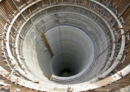 Obr. 6: Velká šachta v soustavě má vnější průměr 6 m, vnitřní průměr 5,2 m a výšku 36 m. Zde je zachycena během stavby. Spádová šachta bude obsahovat točité schodiště a splaškový žlab, který umožní kontrolované proudění odpadní vody do nového spojovacího tunelu