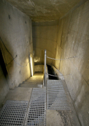 Obr. 7: Velká spádová šachta obsahuje vstupní schodiště pro údržbu na levé straně a točitý splaškový žlab na straně pravé k usnadnění sestupu odpadní vody do spojovacího tunelu v hloubce zhruba 37 m pod povrchem. K ošetření vnitřních povrchů obou kanalizačních šachet byly použity výrobky Xypex Concentrate a Modified