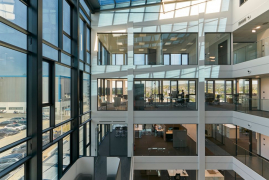 Vnější fasáda a střecha atria jsou vybaveny adaptabilním sklem se stíněním proti slunci. Půdorysy podlaží jsou otevřené a obsahují velké i malé kanceláře, zasedací místnosti i obslužné prostory