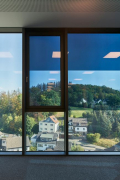 Okna na celou výšku místnosti s elektrochromatickým sklem SageGlass® od společnosti Saint-Gobain jsou rozdělena do tří individuálně ovládaných zón. To lidem umožňuje pracovat kdykoli během dne bez oslnění a užívat si optimální denní světlo za všech povětrnostních podmínek