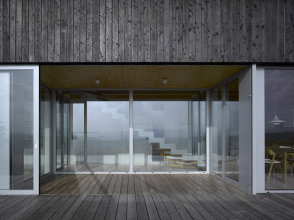 Fasáda domu je z mořeného severského modřínu, okna mají hliníkové rámy. Nosnou konstrukci tvoří zdivo z keramických tvarovek HELUZ Family 25 a doplňujících tvarovek.