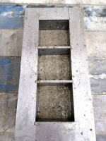 Obr. 2: Forma naplněná do poloviny výšky šedým prostým betonem