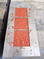 Obr. 3: Plně naplněná forma barevným betonem s pigmentem