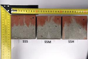 Obr. 5: Vzorky konzistence S5 seřazené podle frekvence hutnění – fotografie vnějšího povrchu stěn