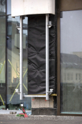 Fasáda je tvorená kombináciou hliníkovej prevetrávanej fasády a exoskeletu zo špeciálneho GRC betónu vystuženého skleneným vláknom