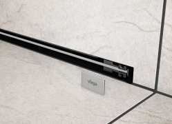 Minimalistický vzhled, nízkou světlost odtokové linie a kompletní zabudování do stěny nabízí designový sprchový stěnový žlábek Viega Advantix Vario (foto: Viega)