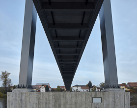 Mostovka je u lávky přes Vltavu vedena ve výškovém oblouku s poloměrem 777 m, sestavena byla z přímo pochozích prefabrikátů z UHPFRC