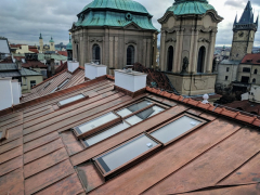 Prosvětlení a ventilace střešních prostor v domě Franze Kafky v Praze