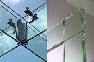 Obr. 5: Vrstvené sklo – nosníky zastřešení vstupu do podzemního parkoviště před Narodowe Forum Muzyki ve Wrocławi, řešení rámového rohu z vrstveného skla, Glasstec 2010, Düsseldorf