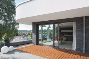 Balkonové a posuvné dveře se zdvihem Schüco PVC-U poskytují dostatek světla a bezbariérový přístup – zde například na střešní terasu v prvním patře