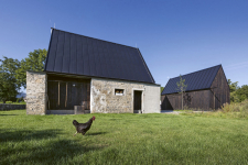 Žulové stěny původní stodoly jsou stále krásné, rodinný dům zdobí – severovýchodní pohled