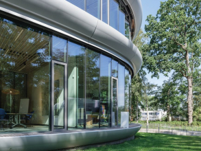 Použitý okenní systém Schüco AWS 75 BS.HI+ splňuje nejpřísnější požadavky na energetickou účinnost a na architekturu s co největší mírou transparentnosti