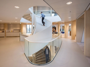 Vizuální propojení mezi podlažími vytvářejí galerie, do kterých se vstupuje po točitých schodištích