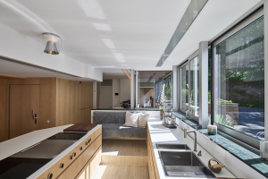 Použití jasanového dřeva na stěny a nábytek v kuchyni je odkazem na původní koncepci návrhu Richarda Neutry (foto: Frank Peterschroeder/Schüco)
