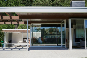 Na zakázku vyrobené velké posuvné prvky Schüco nechávají dům zazářit v jeho původní kráse (foto: Frank Peterschroeder/Schüco)