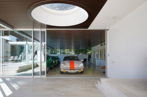 Bývalý krytý bazén má nové využití jako prezentační prostor pro nejlepší modely z firemní kolekce vozů Porsche (foto: Frank Peterschroeder/Schüco)