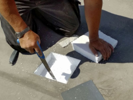 Nezbytné přípravné práce pro umístění a instalaci senzoru v problematickém místě střešního pláště ještě před zahájením samotné opravy