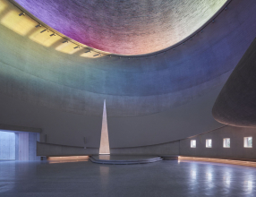 Zdi z pohledového betonu podle architekta Marka Štěpána odpovídají soudobému vnímání duchovního prostoru. Nejdůležitějším symbolem pro něj ale bylo světlo. Vytvořil interiér s odraženým, difuzním světlem, probarveným duhovým spektrem