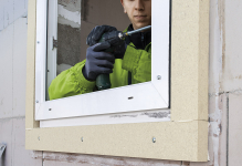 Upevnění okenního rámu pomocí okenních šroubů. Utěsnění připojovací spáry komprimační páskou