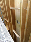 Stěny domu se vbudovaly z lepených masivních dřevěných panelů. Stropy jsou trámové, zaklopené deskami SWP. Svislé obvodové konstrukce a střecha jsou opatřeny minerální tepelnou izolací. V podlahách jsou podlahový polystyren, v patře dřevovláknitá kročejová izolace. Střecha je plochá s PVC krytinou, na níž je souvrství zelené střechy (foto: archiv autorů)
