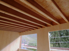Stěny domu se vbudovaly z lepených masivních dřevěných panelů. Stropy jsou trámové, zaklopené deskami SWP. Svislé obvodové konstrukce a střecha jsou opatřeny minerální tepelnou izolací. V podlahách jsou podlahový polystyren, v patře dřevovláknitá kročejová izolace. Střecha je plochá s PVC krytinou, na níž je souvrství zelené střechy (foto: archiv autorů)