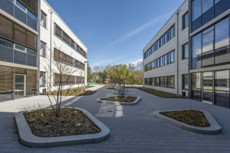 Nová budova gymnázia v Großburgwedelu je moderní místo pro výuku s flexibilní architekturou. Přilehlá stará budova má být v příštích letech postupně rozebrána nebo zrekonstruována
