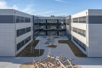 Nová budova gymnázia v Großburgwedelu je moderní místo pro výuku s flexibilní architekturou. Přilehlá stará budova má být v příštích letech postupně rozebrána nebo zrekonstruována
