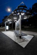 Na Výstavišti v pražských Holešovicích cestujícím slouží první tramvajový přístřešek v ČR vyrobený technologií 3D tisku betonu