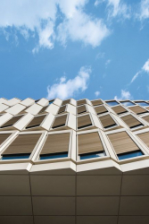 Skládaný design hlavní fasády Schüco One připomíná harmoniku a vytváří vzrušující vizuální efekty. Fasáda je navržena jako speciální konstrukce se základní hloubkou 90 mm na bázi okenního systému Schüco AWS 75.SI+