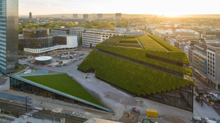 Jedna z největších zelených fasád v Evropě. Kö-Bogen II v Dusseldorfu. (Zdroj: ingenhoven architects / HGEsch)