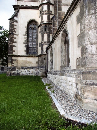 Obr. 2b: Separace zdiva krypty gotického kostela pomocí drenážního zásypu. Výkop je odvodněn drenáží s revizními šachtam