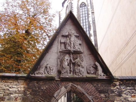 Kopie tympanonu kostela Panny Marie Sněžné v Praze – umělý kámen pojený epoxidovou pryskyřicí